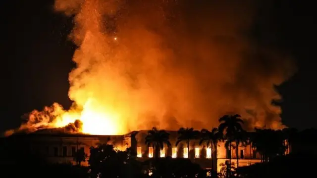 Incêndio atinge Museu Nacional