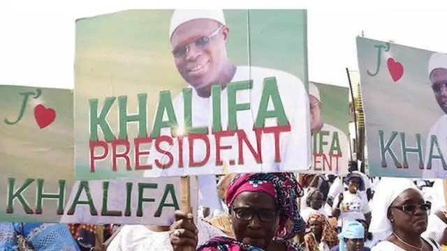 Des militants de Khalifa Sall brandissent des affiches de leur leader