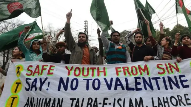 Pakistani men dem dey protest against Valentine Day celebrations.