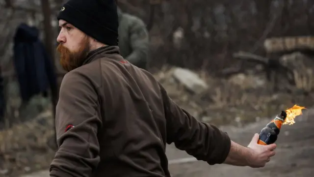 Civis preparam coquetéis molotov e treinam em meio a ataques russos em Lviv, na Ucrânia, em 08 de março de 2022
