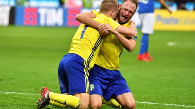 El capitán de la selección sueca, Andreas Granqvist (der) abrazó a su compañero de equipo, Seb Larsson.