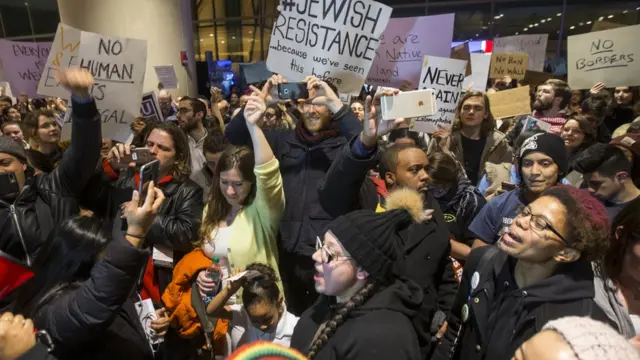 فرمان اجرایی اخیر دونالد ترامپ، رئیس جمهوری آمریکا موج گسترده‌ای از اعتراضات را بهمراه داشته است