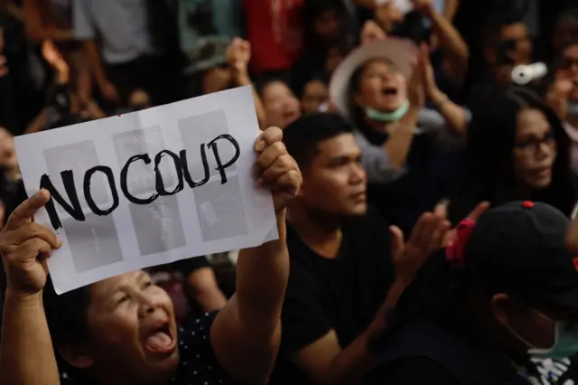 คนชูป้ายไม่เอารัฐประหาร