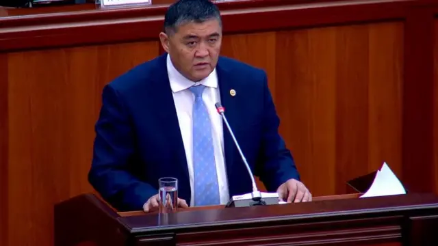 Жогорку Кеңеште Өзбекстан менен чек ара боюнча сүйлөшүүлөрдүн жыйынтыгында түзүлгөн макулдашуу жөнүндө УКМК төрагасы, чек араны тактоо боюнча өкмөттүк комиссиянын башчысы Камчыбек Ташиев баяндама жасоодо.