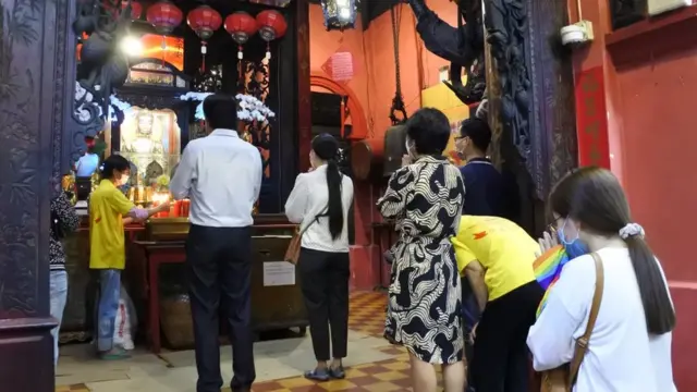 Cầu xin sức khỏe trước tượng Phật dược sư ở chùa Ngọc Hoàng