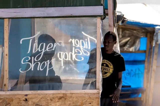 Migrante en un campamento de Calais.