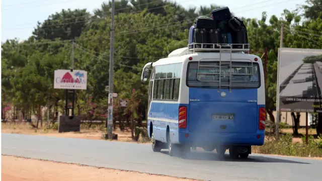 باص يحمل سياحا الى المطار في غامبيا