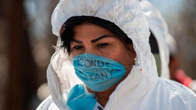 Mujer participa en la búsqueda de personas desaparecidas en Guerrero, México.