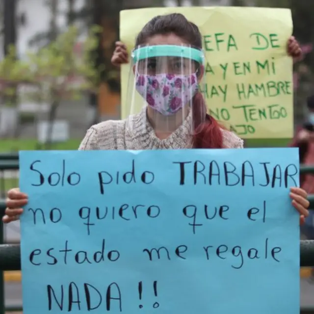 Mulher peruana segura cartaz pedindo que governo lhe permita trabalhar