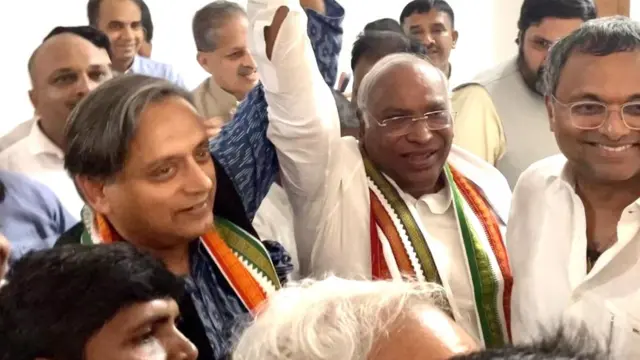 కాంగ్రెస్ అధ్యక్షుడు మల్లికార్జున ఖర్గే‌తో శశి థరూర్