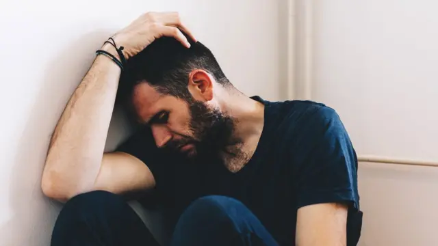 Hombre en un rincón