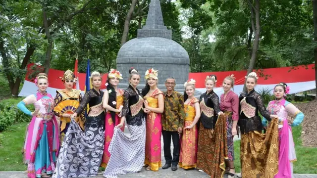 Yuliia bersama teman-temannya dan Prabowo di Kyiv.