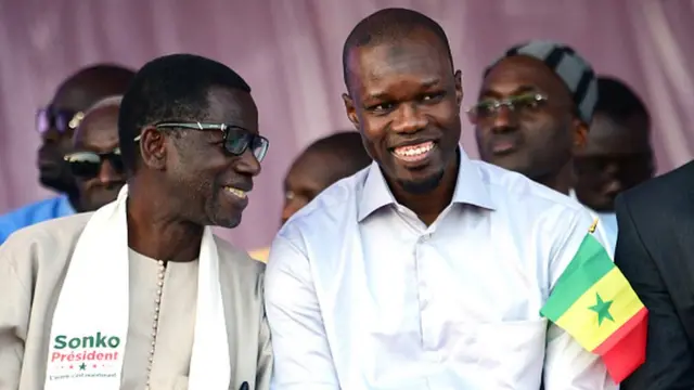 Ousmane Sonko est soutenu par certaines figures d'anciens partis de gauche, dont Madièye Mbodj (à gauche).