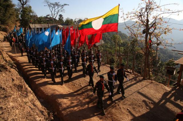 Soldados birmanos desarmados durante un desfile en Myanmar.