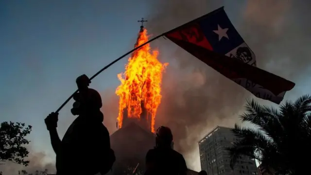 ateşe verilen bir kilise.