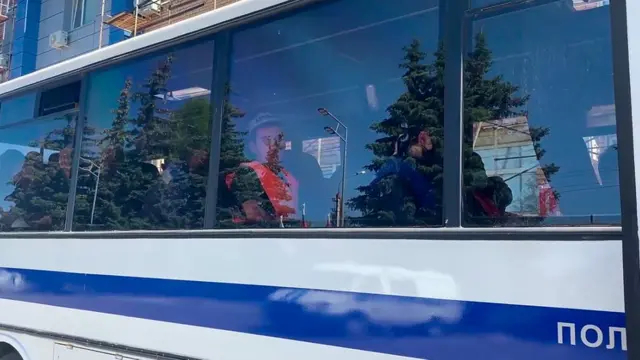 Автобусда кетаётган мигрантлар