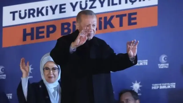 अपने समर्थकों का अभिवादन करते हुए राष्ट्रपति अर्दोआन