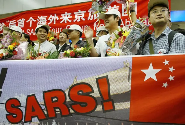 SARS коронавирусуна байланыштуу карантин алынгандан кийин Бээжинге келген биринчи каттамдагы туристтерди гүл менен тосуп алышкан