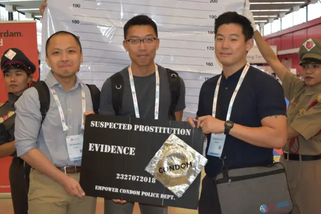 ภาพผู้ชายสามคนถือป้าย