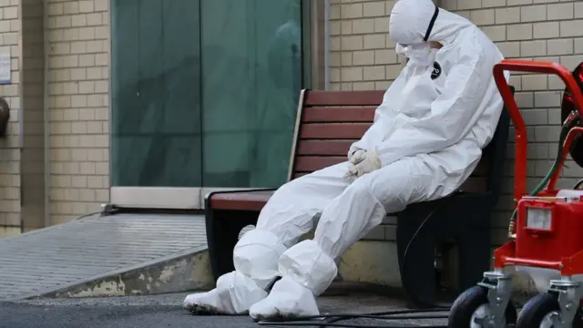 медработник в маске и защитном костюме