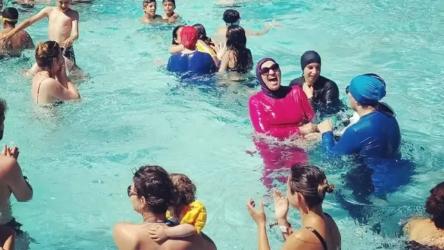 بعض المحتجات في البوركيني