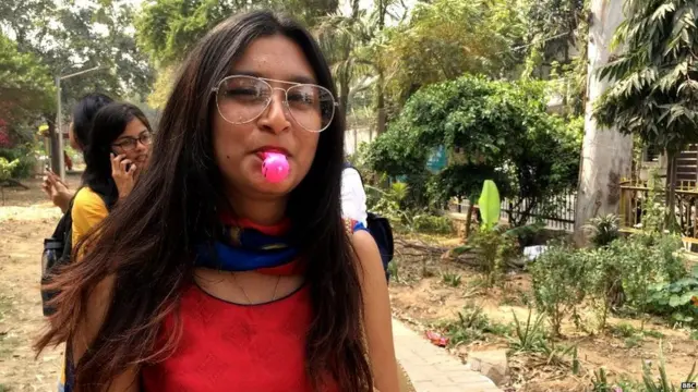 પ્રદર્શનમાં સામેલ એક વિદ્યાર્થિની