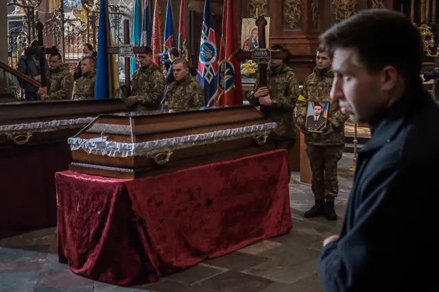 A IgrejaSão Pedro e São PauloLviv agora tem funerais quase todos os dias. Os soldados locais conduzem os serviços cerimoniais.