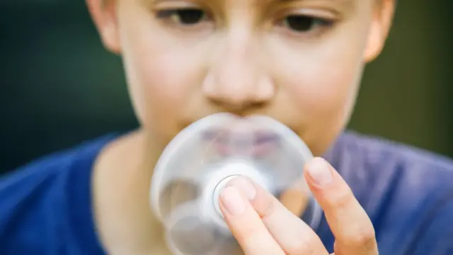 niño jugando fidget spinner