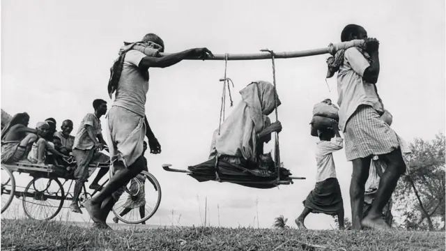 শরণার্থীরা যাচ্ছে