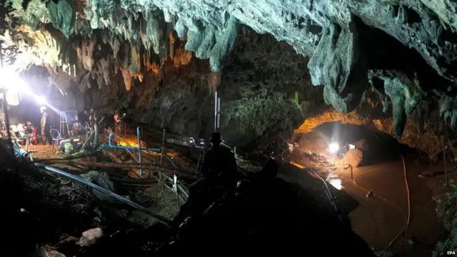 गुहेत मुलांना वाचवण्यासाठी मोठी यंत्रणा उभी करण्यात आली आहे.