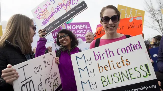 피임 도구의 건강보험 혜택 적용 폐지 주장에 반발하는 여성들