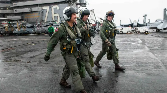 Các sỹ quan của tàu sân bay USS Ronald Reagan hôm 2/8