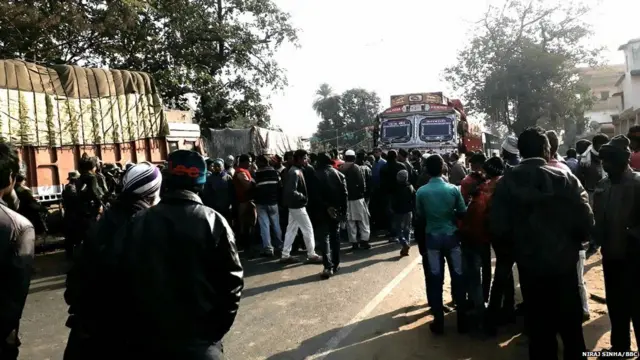 रास्ता जाम करती गुस्साई भीड़