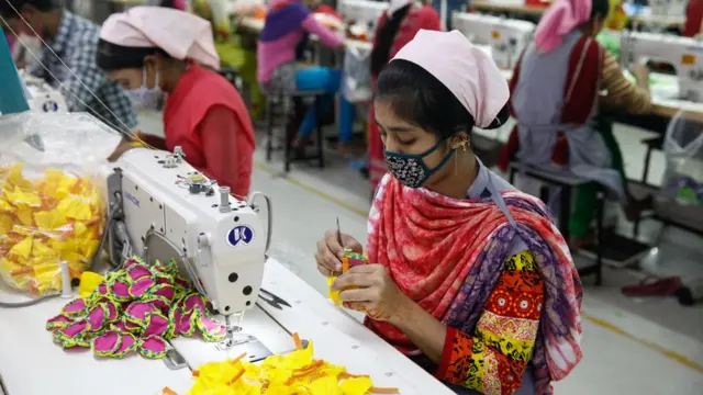 এই গার্মেন্টস কর্মীর মতো অনেকেই এখন পরিবারের প্রধান আয়ের উৎস।