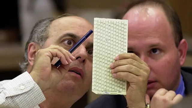 Dos hombres contando votos en Florida