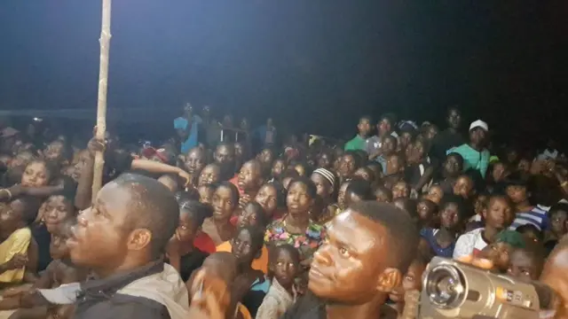 Crowd wey gather to come see as dem dey perform