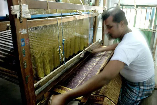 பட்டு நெசவாளி