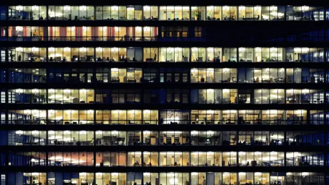 Kantor yang tampak masih sibuk di malam hari.