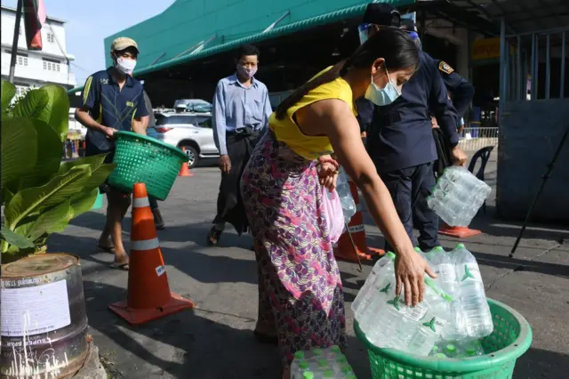 กลุ่มแรงงานชาวเมียนมาช่วยกันขนเสบียงเข้าที่พัก