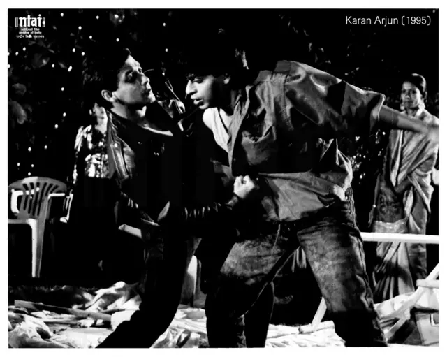 शाहरुख़ खान और सलमान ख़ान फिल्म करण अर्जुन के एक दृश्य में