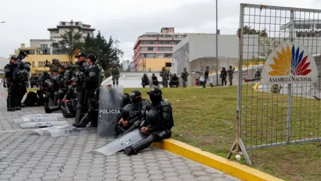 Policías en la Asamblea Nacional