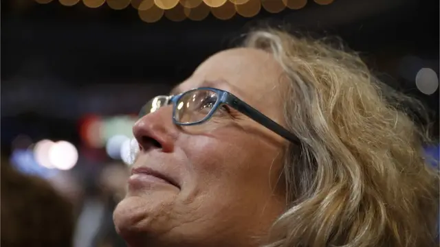 Mujer emocionada en la convención demócrata