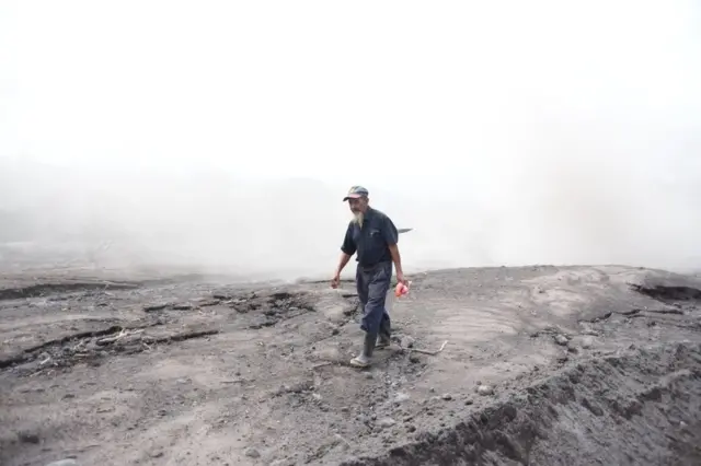 César Sican busca a víctimas de la erupción del Volcán de Fuego en San Miguel Los Lotes el 9 de junio de 2018.