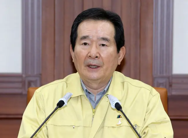 정세균 국무총리는 교육부에 "늦어도 5월 초에는 등교 개학 시기와 방법을 국민들에게 알려드릴 수 있도록 제반 절차를 진행해달라"고 당부했다