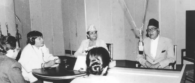 बीबीसी नेपाली सेवाको कार्यक्रम रेडियो नेपालको स्टुडियोबाट प्रस्तुत गर्दै खगेन्द्र नेपाली