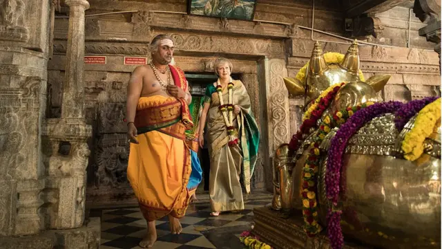 பட்டுச்சேலையில் வலம்வந்த பிரிட்டன் பிரதமர் தெரீசா மே