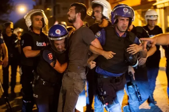 İstanbul'da gözaltına alınan bir gösterici