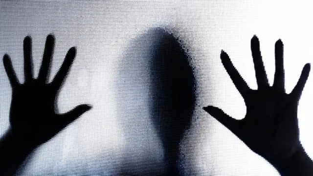 शिशामा हात राखेकी एक दुखी महिलाको साङ्केतिक तस्बिर