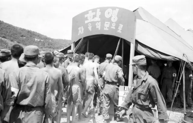 사진은 판문점에서 국군 포로들이 줄지어 서있는 모습.