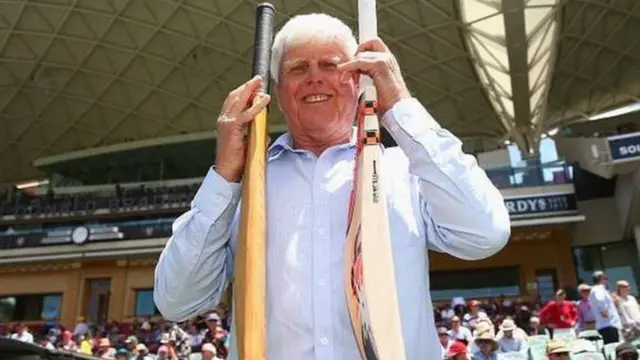 পুরোনো ব্যাট আর আধুনিক ব্যাট : ব্যারি রিচার্ডসের হাতে